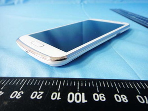 Lisää kuvia Samsungin uudesta Galaxy-puhelimesta