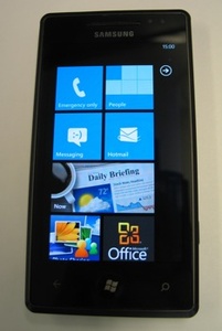 Testiss� Samsungin Windows Phone 7 -puhelin